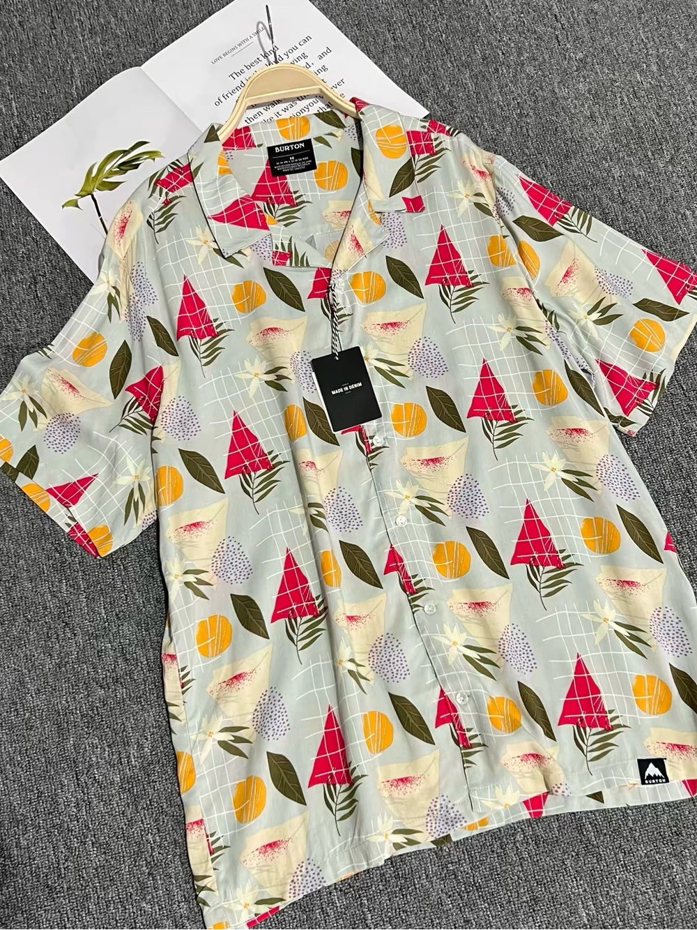 Burton Tropical Print Short Sleeve Button Up Shirt Size M 100% Viscose